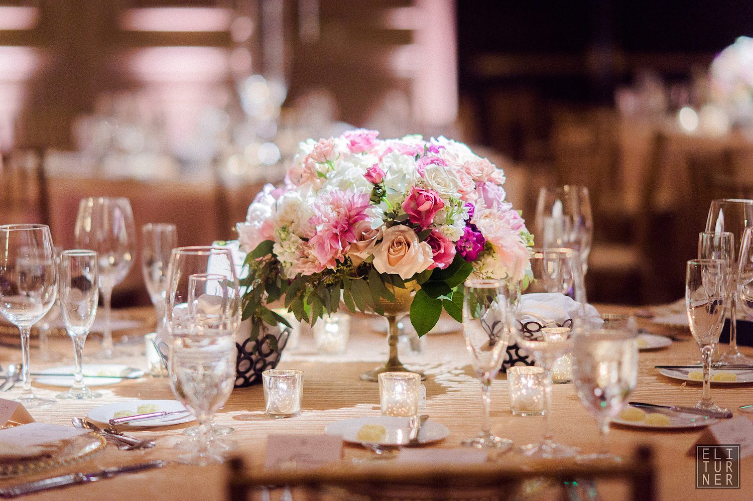 Rounded shape so easily created with Hydrangea with some focal point blooms. Photography by Eli Turner.