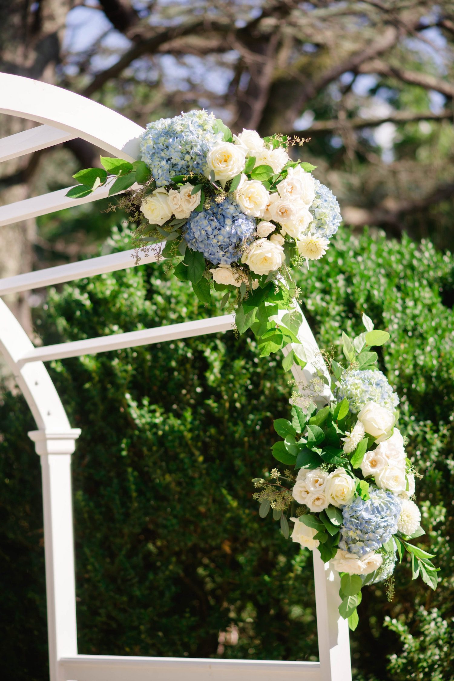 Partial Arch at Rust Manor, Photography by Beth T. Photography.