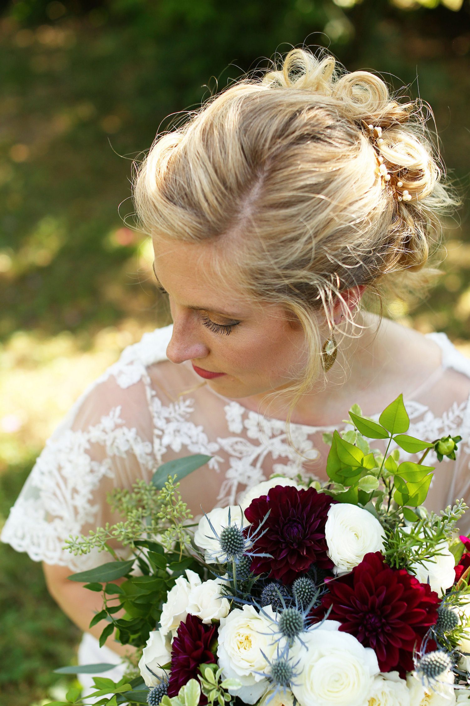 Madeleine Bullard with Thistle, Dahlia, Polo and Ivory Majolica Roses. Jessica Smith Photography.