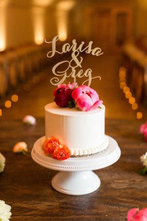 Single tier cake with rich colors. Photography by Candice Adelle.