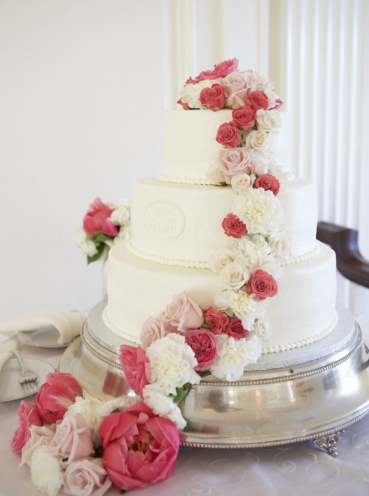 Fresh flowers adorn this simple, elegant cake. Photography by Joylyn Hannahs.