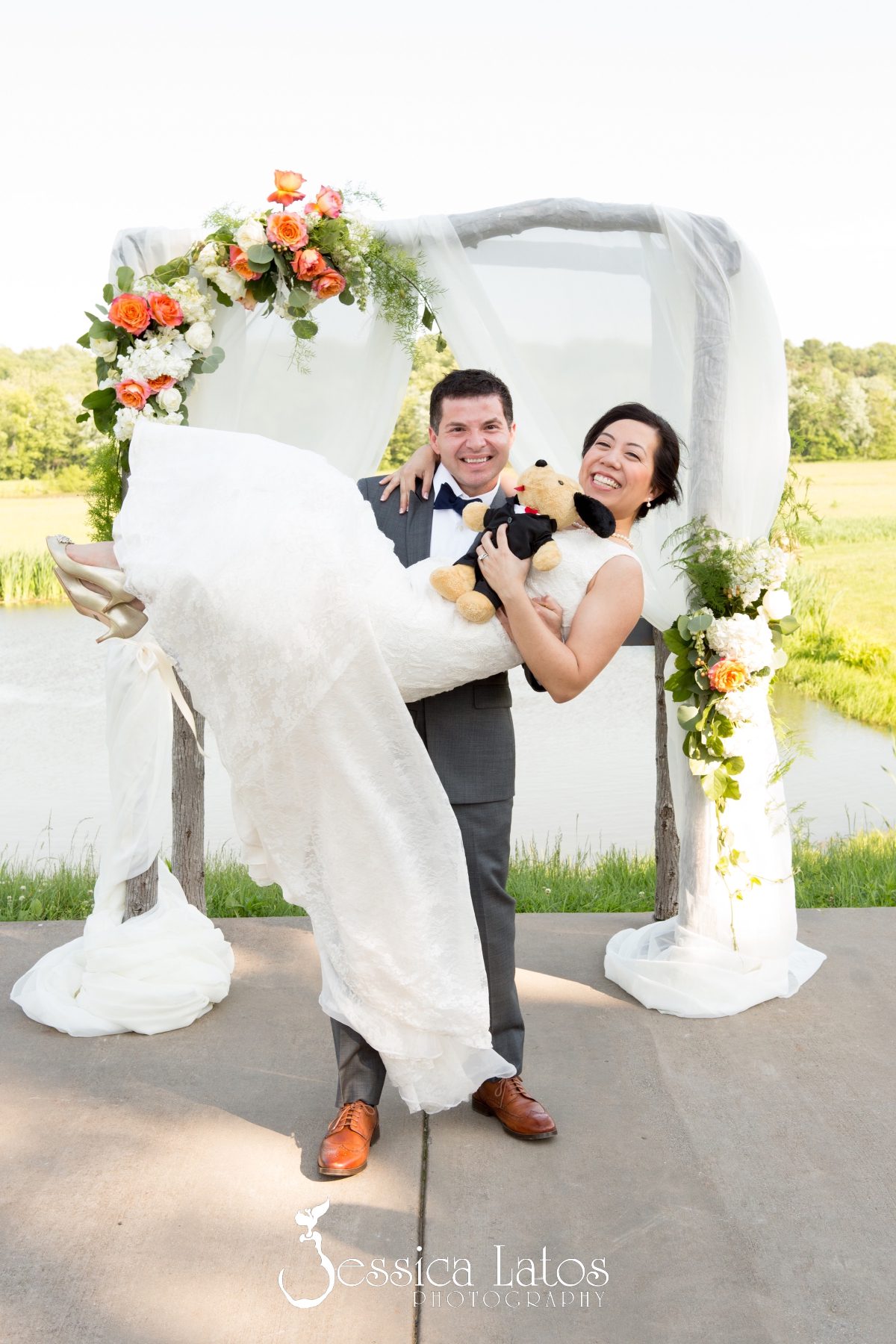 Same structre as above at Riverside on the Potomac, with draping,&nbsp;different colors and floral varieties. Photography by Jessica Latos.